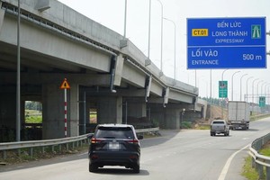 从51号国道驶入滨沥-隆城高速公路、朝南部西区方向行驶的车辆。图：富银