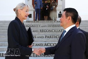 越南国会副主席阮鸿延在南非议会驻地与南非议会副议长安内莉·洛特里特举行会谈。