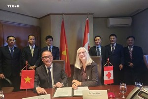 邓德辉副教授（右三）见证特伦特大学与胡志明市资源与环境大学签署合作协议。图：越通社发