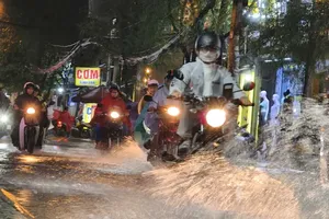 2026年10月初，强降雨导致胡志明市安会西坊阮文塊街受淹。图：德忠
