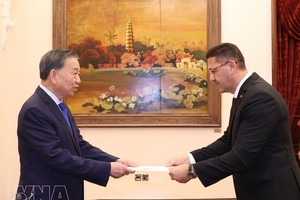苏林总书记、国家主席会见巴勒斯坦大使沙迪·阿布·扎尔卡（Shadi Abu Zarqa）。