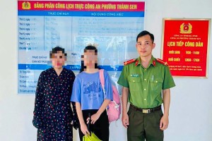 女孩（中）由公安移交给家长。图：公安提供