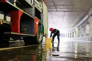 胡志明市公安厅消防与救援警察力量在一处受淹点调动抽水、排水设备。图：胡志明市公安厅