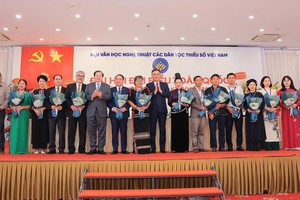 越南各少数民族文学艺术大会上向执委会献花。图：怀南