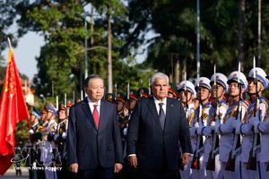 党中央总书记、国家主席苏林和巴拿马总统何塞·劳尔·穆利诺检阅越南人民军仪仗队。 图：越通社
