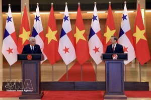 党中央总书记、国家主席苏林与巴拿马总统穆利诺共同会见记者。