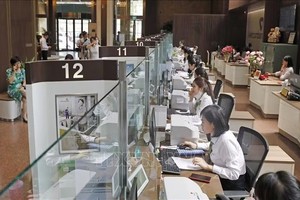 在河内陈光凯街198号越南外贸股份商业银行（Vietcombank）总行进行交易。图：陈越/越通社