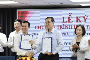 胡志明市新闻与广播电视机关同Vietlott签署传媒合作协议