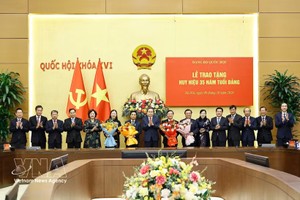 国会主席陈青敏出席35年党龄纪念章颁授仪式。