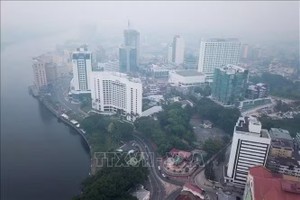 资料图：烟雾笼罩马来西亚婆罗洲沙捞越州首府古晋。