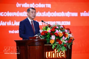 政府总理黎明兴前往设在首都万象的越南军队工业—电信集团（Viettel）与老挝亚洲电信公司的合资企业——Star Telecom公司（Unitel）。