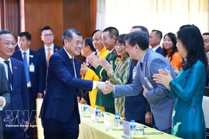 越南政府总理黎明兴会见驻老挝大使馆工作人员、各代表机关、社团及侨胞代表。