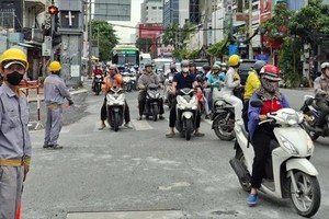 10月10日上午，胡志明市八月革命街与阮氏明开街四岔路口（滨城坊）的交通情况。图：国雄
