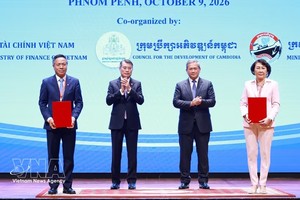 政府总理黎明兴与柬埔寨首相洪玛奈见证两国相关机关和企业交换了5份合作文件。