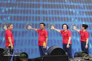 党中央书记处常务书记陈锦秀（左二）、政府副总理范氏清茶（左三）与各位代表共同启动全国运动“每位公民至少锻炼一项体育运动”。