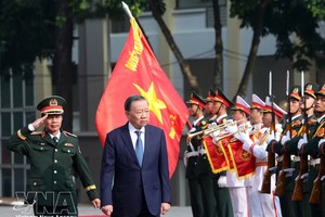 党中央总书记、国家主席、中央军委书记苏林在纪念活动上检阅仪仗队。