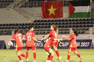越南U17女足球员在攻破吉尔吉斯斯坦U17女足球门、帮助球队以1比0领先后庆祝。
