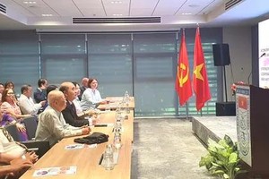 白俄罗斯驻胡志明市总领事亚历山大·D·西多鲁克介绍白俄罗斯的经济潜力及合作领域。图：瑞武