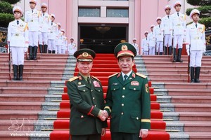 党中央政治局委员、政府副总理、国防部长潘文江大将（右）在河内主持仪式，欢迎坎良·乌塔凯松大将一行。