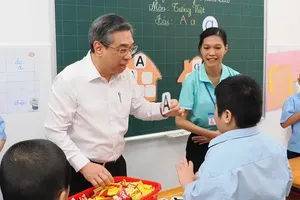 阮福禄副书记探望将来特殊学校的学生。图：黄雄