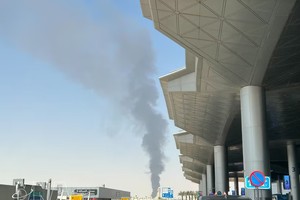 2026年9月19日，沙特阿拉伯首都利雅得哈立德国王国际机场附近升起浓烟。