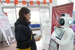 在春香坊（林同省）公共行政服务中心，居民与人工智能机器人互动，获取有关行政手续办理的指引。