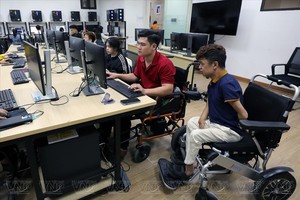 武峰奇老师在残疾人毅力中心开展资讯技术领域的职业培训，同时为残疾人提供激励与支持。图自越通社