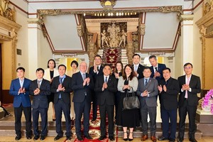 各位代表合影留念。图：芳南