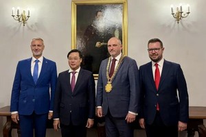 斯洛伐克共和国国民议会议长理查德·拉西（左一）出席工作会议。图：明桂