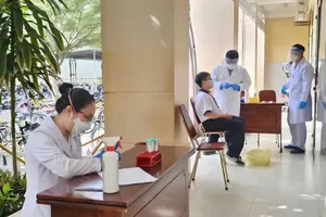 医务人员对协福乡二征女王初中学校与脑膜炎球菌感染病例密切接触的学生进行流行病学调查。（图：胡志明市卫生厅）