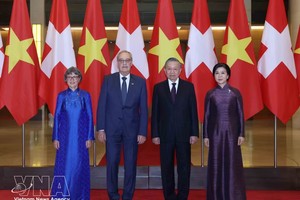 党中央总书记、国家主席苏林及夫人吴芳璃与瑞士联邦主席居伊·帕姆兰及夫人卡罗琳·帕姆兰合影。