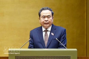 国会主席陈青敏发表讲话。
