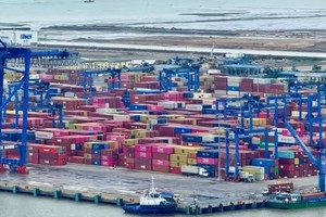 附图：截至2026年8月底，越南与美国之间的双边贸易总额达1374.2亿美元，较2025年同期增长23.4%。图自Vietnam+