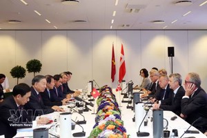 党中央总书记、国家主席苏林与丹麦国王腓特烈十世会见丹麦部分代表性企业负责人。