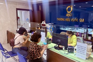 在SJC公司办理黄金交易。图：绒阮