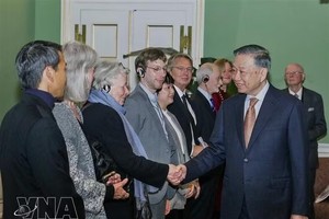 党中央总书记、国家主席苏林与丹越友好协会代表交流。 图自越通社
