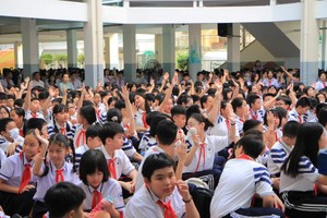 滨城坊阮攸初中学校与崛起初中学校合并后的学生。