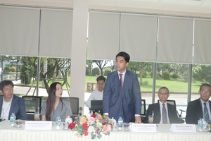 青平—富美股份公司代表在会议上作报告。图：光武