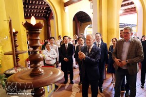 波兰总理唐纳德·图斯克参观会安古埠历史文化遗迹。
