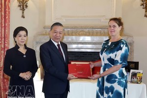 苏林总书记、国家主席及夫人向比利时皇家图书馆赠书。