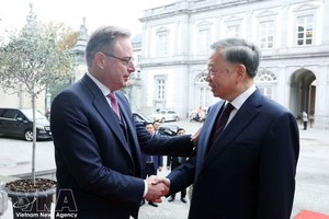 比利时王国首相巴尔特·德韦弗迎接党中央总书记、国家主席苏林。