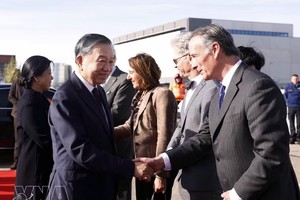 比利时官员在布鲁塞尔梅尔斯布鲁克军用机场为党中央总书记、国家主席苏林和夫人吴芳璃及越南高级代表团送行。