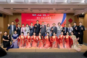 出席活动的各位代表合影。河内中国文化中心供图