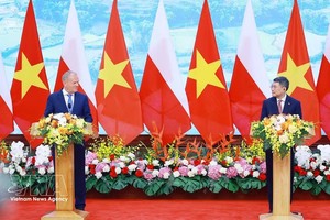 政府总理黎明兴与波兰总理唐纳德·图斯克在会谈结束后，在政府办事处共同会见记者。