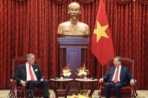 党中央总书记、国家主席苏林与多米尼加共和国统一左翼运动党总书记米格尔·梅希亚。