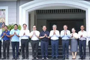 阮福禄副书记与代表团成员探望并向阮晋爵主教致以健康祝福。图：维陈