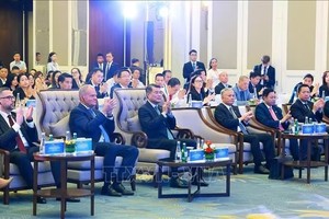 政府总理黎明兴与波兰共和国总理唐纳德·图斯克出席越波企业论坛。图：杨江/越通社