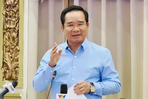 胡志明市人委会主席阮文得。