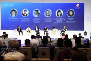出席“重新定位越南和东盟在全球价值链中的地位”分论坛的各位代表。