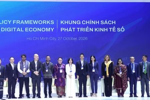出席数字经济发展政策框架座谈会的各位代表合影。